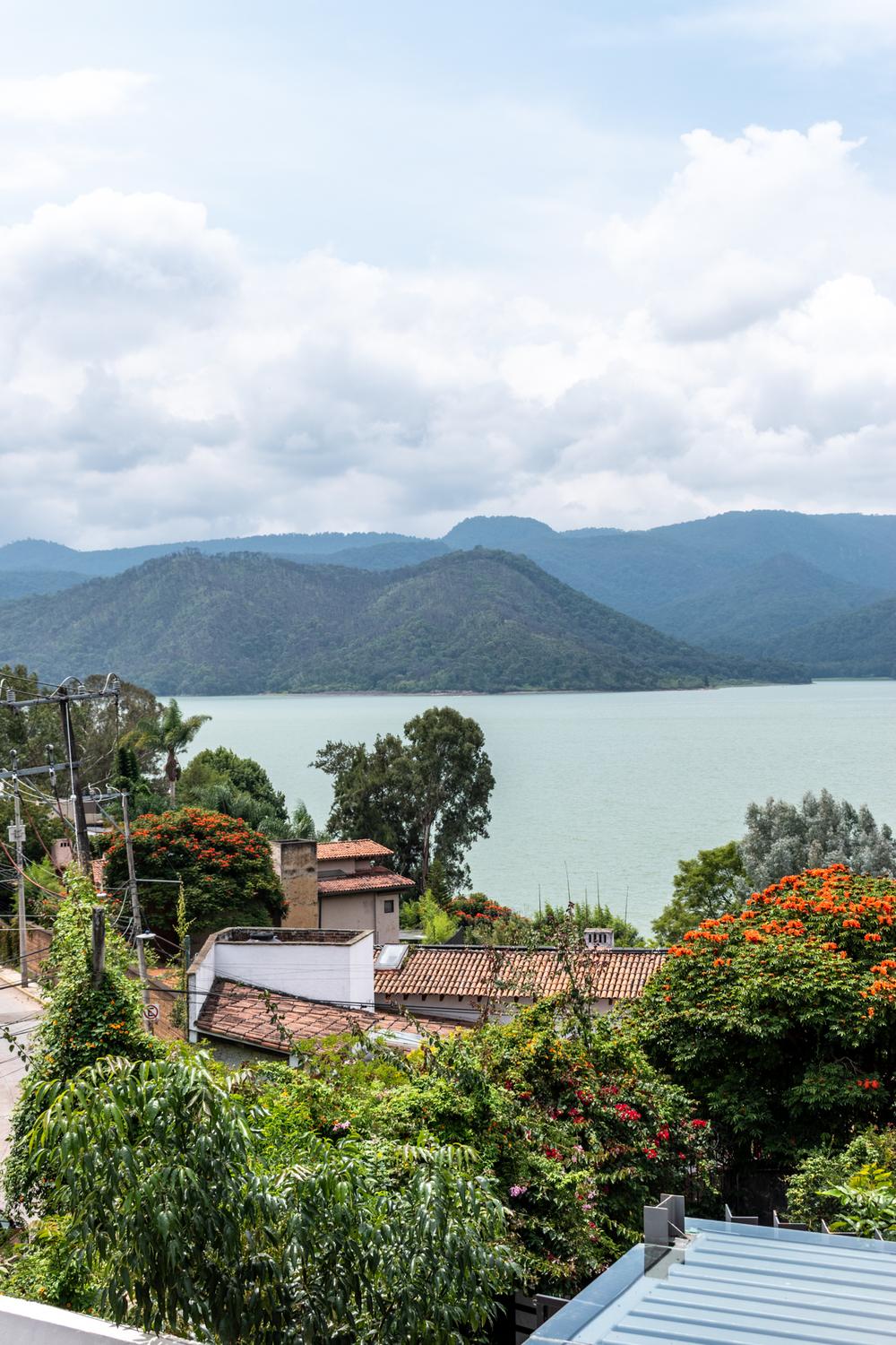 Vista al lago de Valle de Bravo desde la plaza