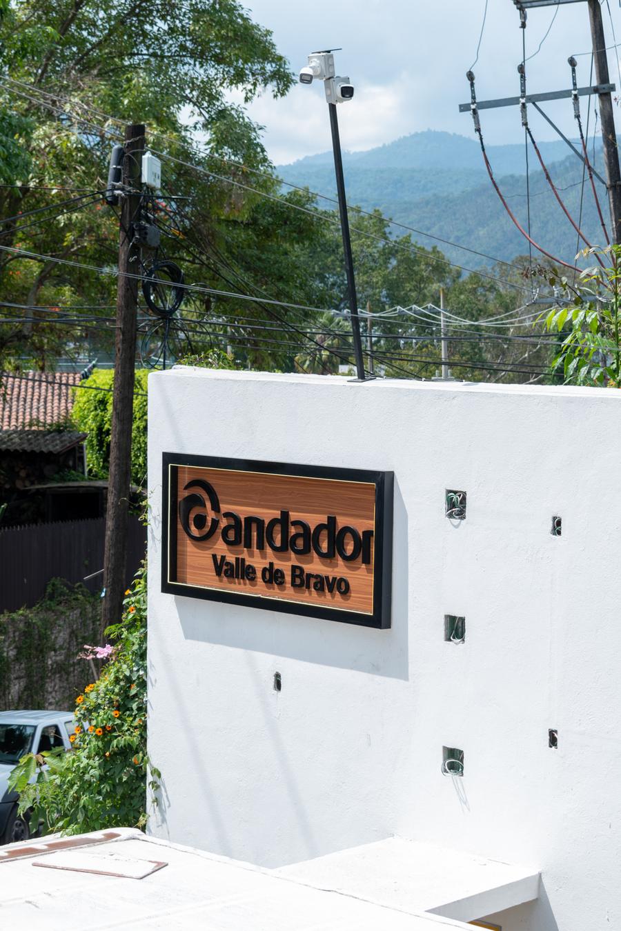 Letrero de Andador Valle de Bravo en el acceso