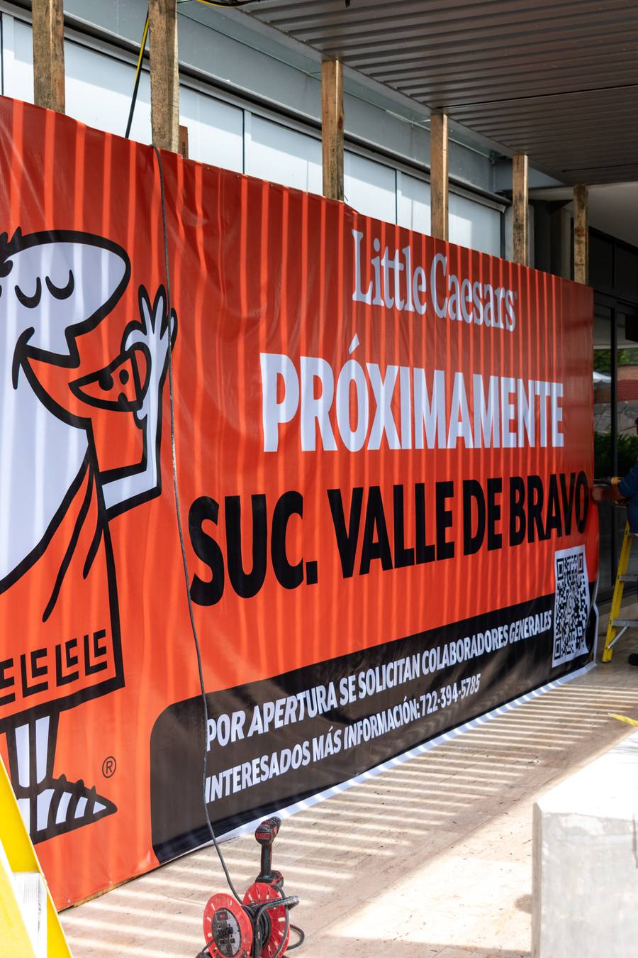 Tapial de obra de Little Caesars anunciando su sucursal Valle de Bravo