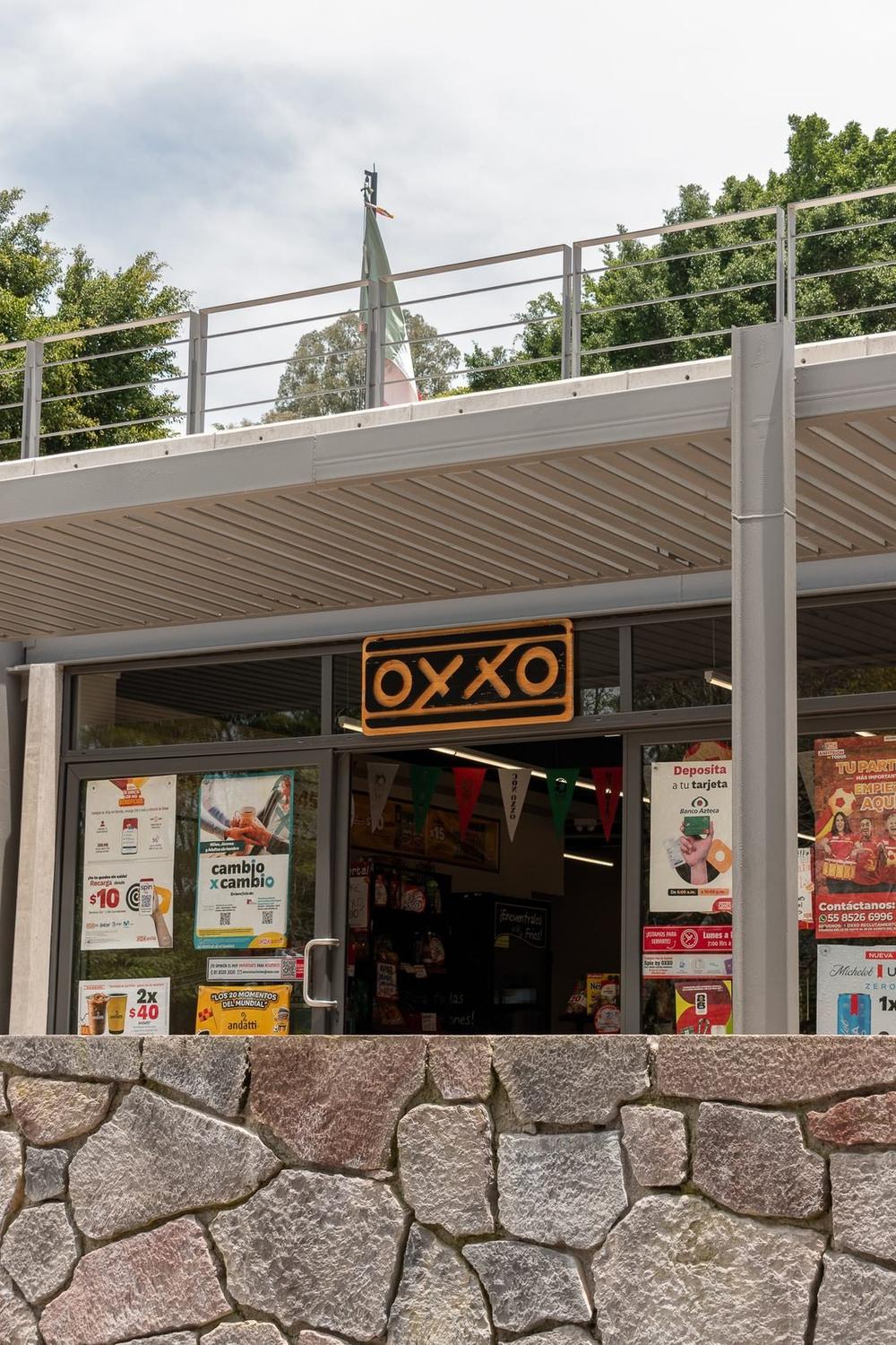 Tienda OXXO abierta en la plaza